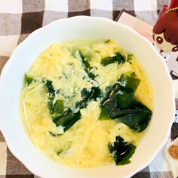 10分で簡単!ワカメとたっぷり卵のふわとろスープ